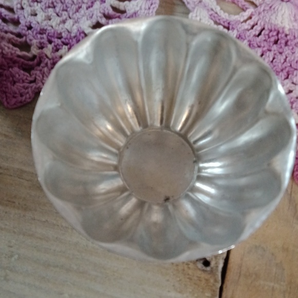 12  Vintage Tin & Aluminum Fluted Metal Molds ( 1930's on) - Picture 5 of 6